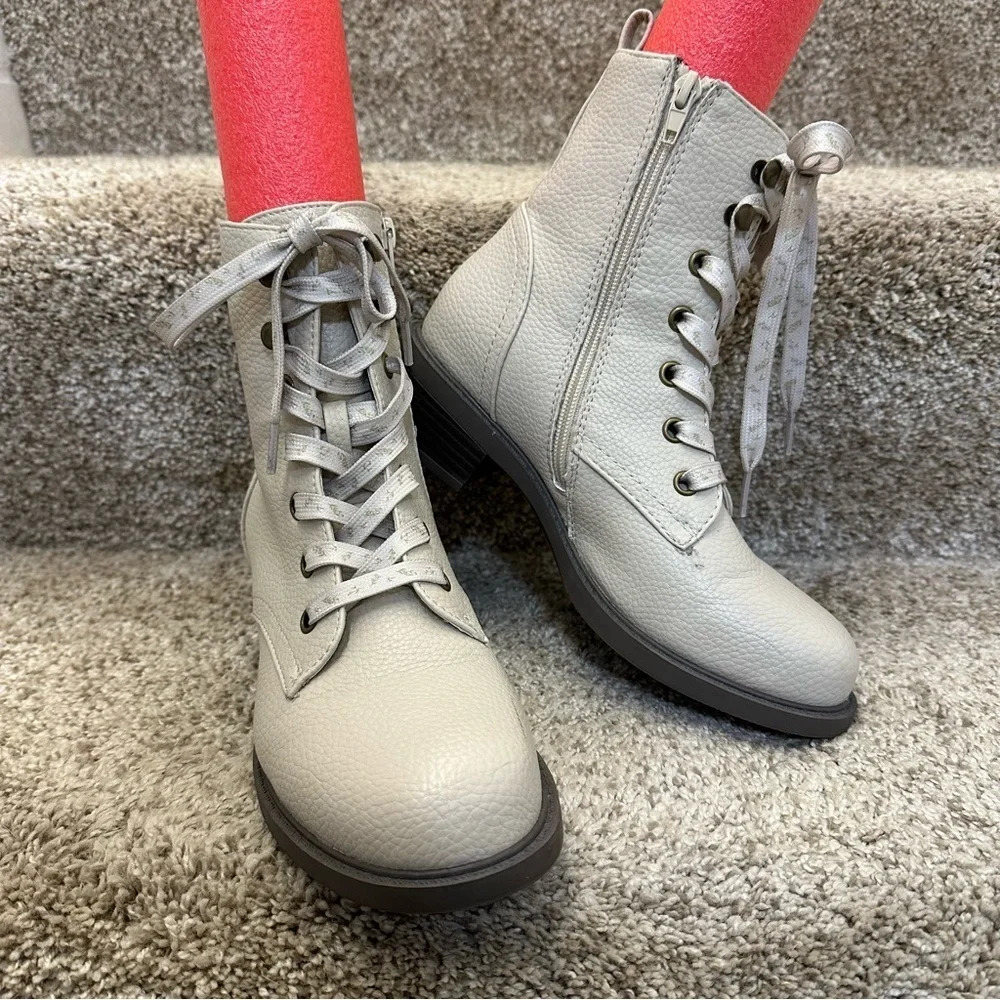 Y2K Cream zip or tie women’s boots size 6 1/2 heel is 2 inches laces have leaves